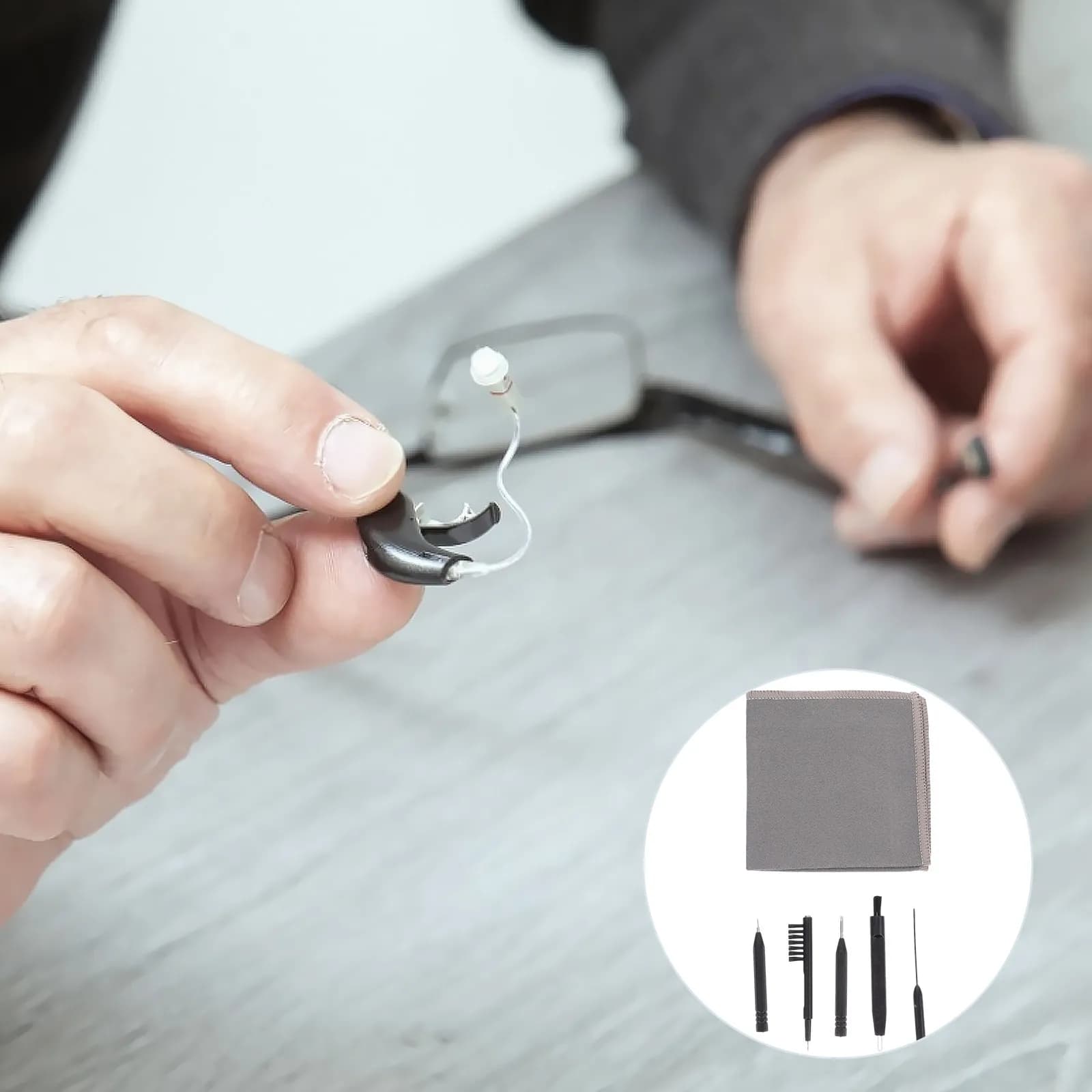 Kit di Manutenzione Universale per Apparecchi Acustici, 6 Pezzi, Include Spazzole, Bastoncini e Strumenti di Pulizia per la Cura Quotidiana degli Apparecchi Acustici Digitali
