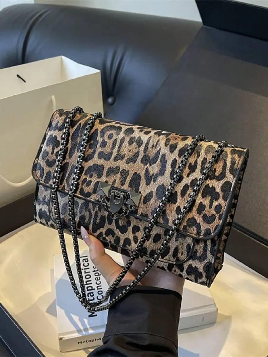 Borsa a Tracolla con Stampa Leopardata, Cinturino a Catena Metallica e Chiusura con Lucchetto