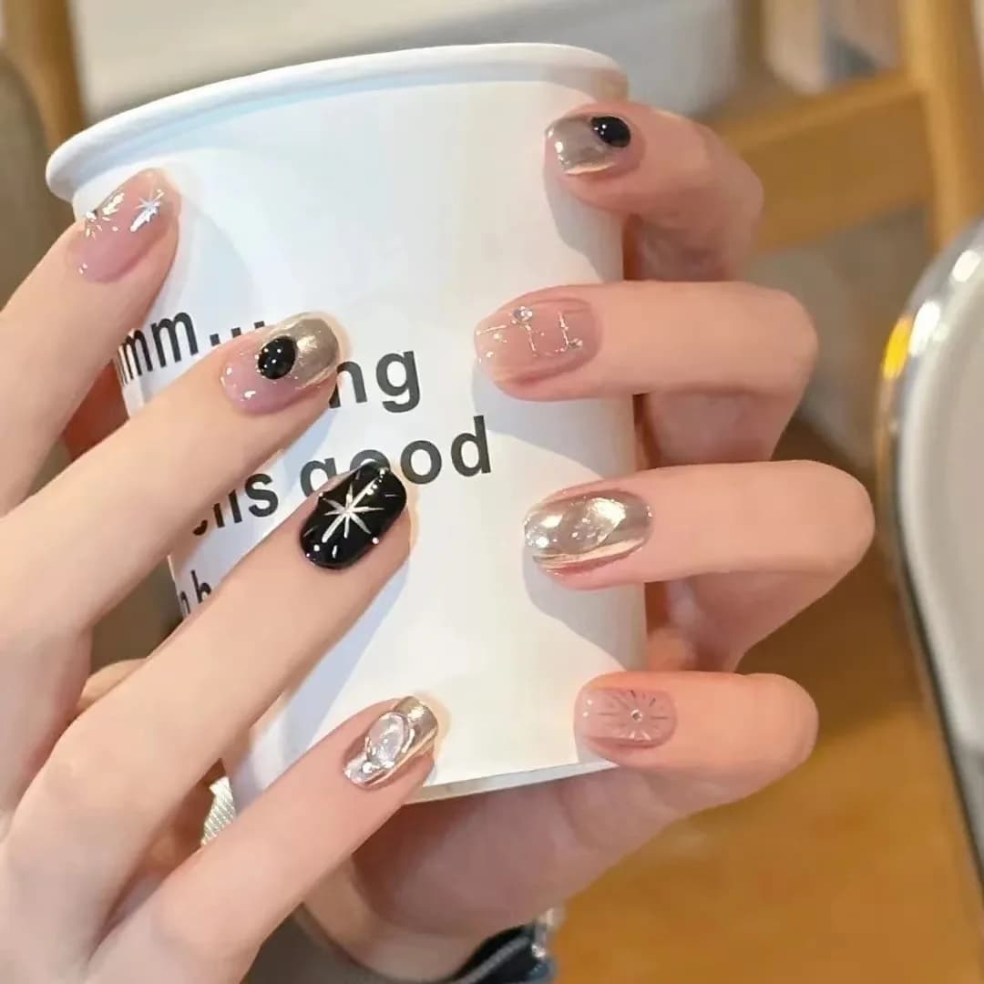Phantom Super Cool Black Toppe per unghie finte Specchio dorato in polvere Starburst Stampa fatta a mano sulle unghie Unghie artistiche Sweet Cool Spice Girl
