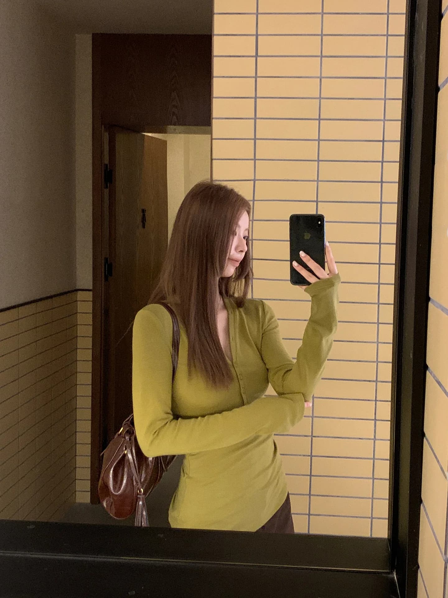 Maglia a maniche lunghe da donna Red Celebrity, nuova collezione Primavera 2026, con scollo a V, lunghezza media, top unico e bello, stile casual-elegante.