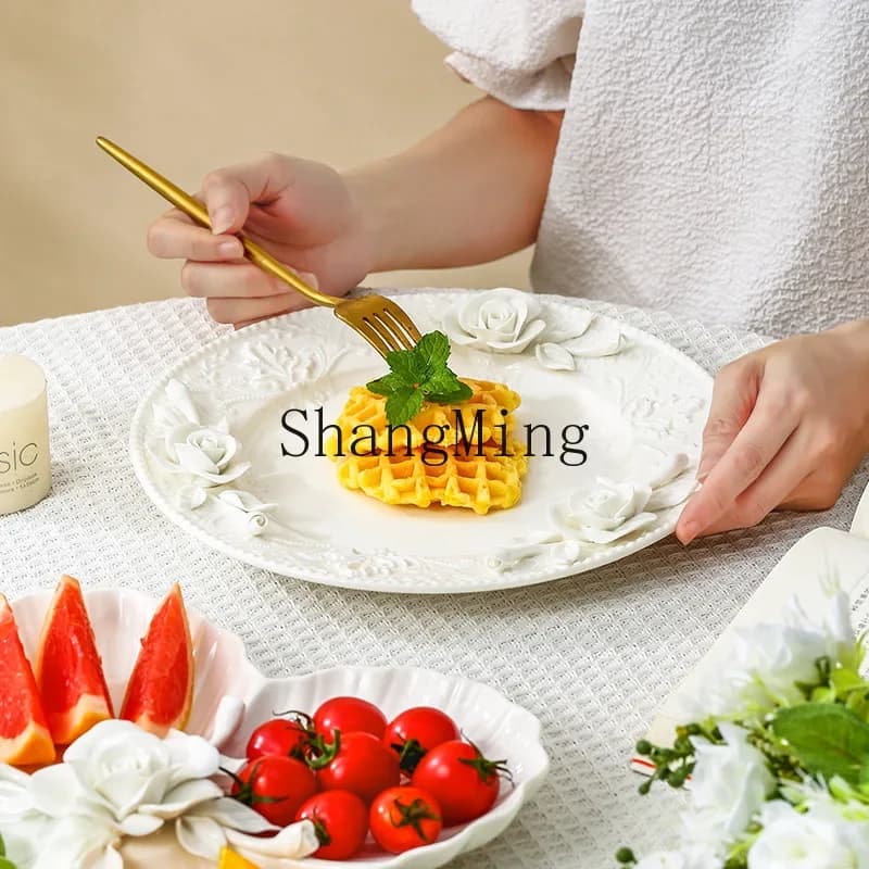 Piatto in ceramica fatto a mano con rilievi floreali e fruttati, per dim sum, dolci, frutta secca, adatto per uso domestico e ristorazione.