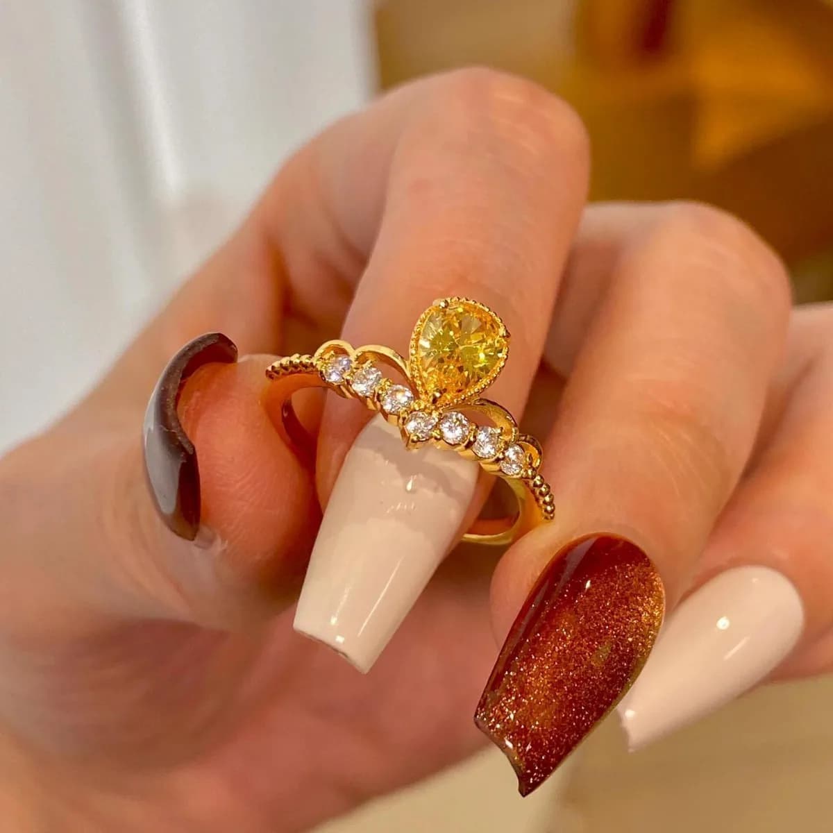 Eleganti anelli a corona con goccia d'acqua per donna, lusso leggero, squisito anello con pietra preziosa gialla premium, regali quotidiani per banchetti