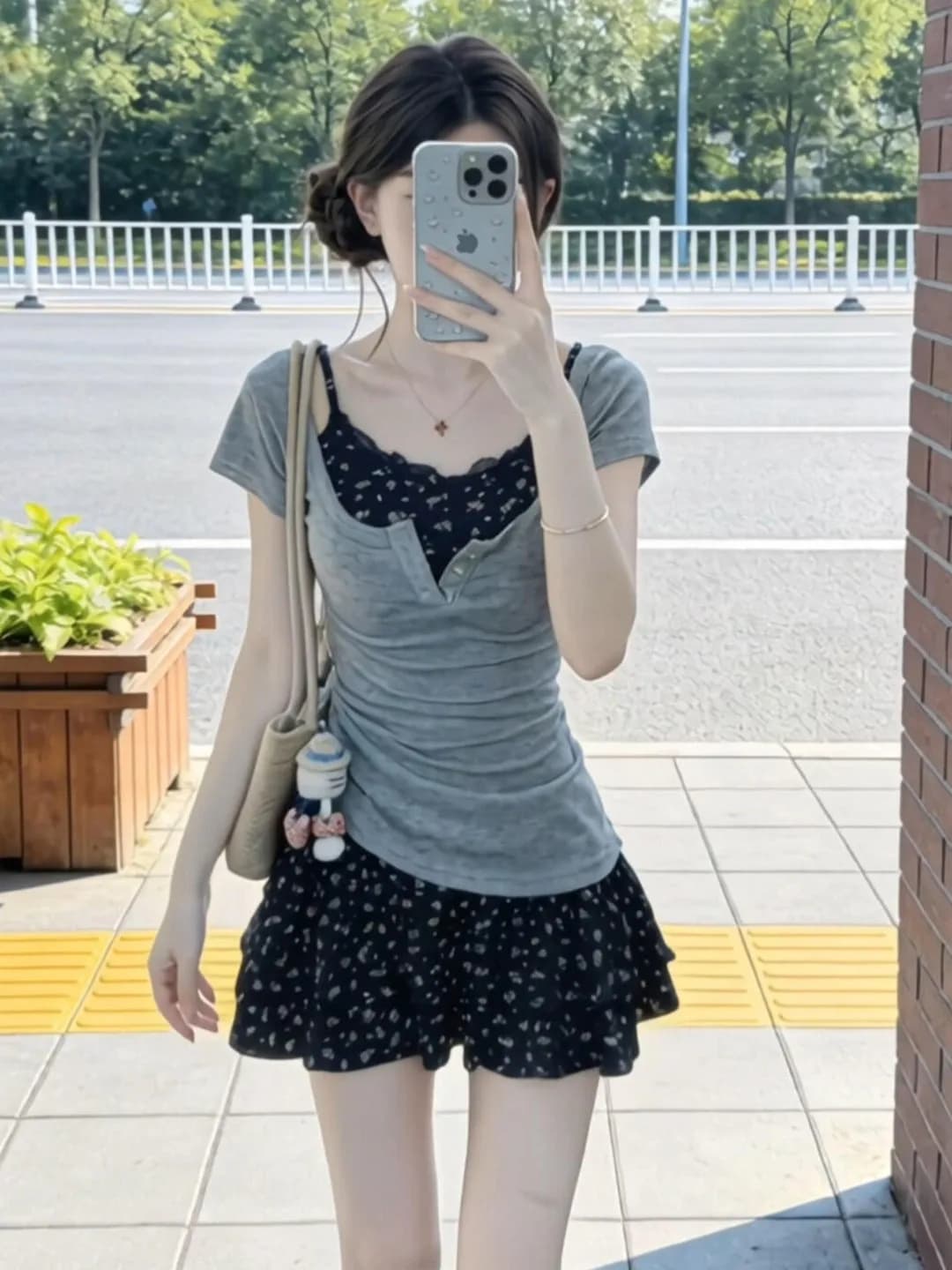 Abito blu con stampa floreale e scollo all'americana, stile estivo da donna, dolce e piccante, con gonna corta che accentua la vita, delicato sulla pelle e traspirante