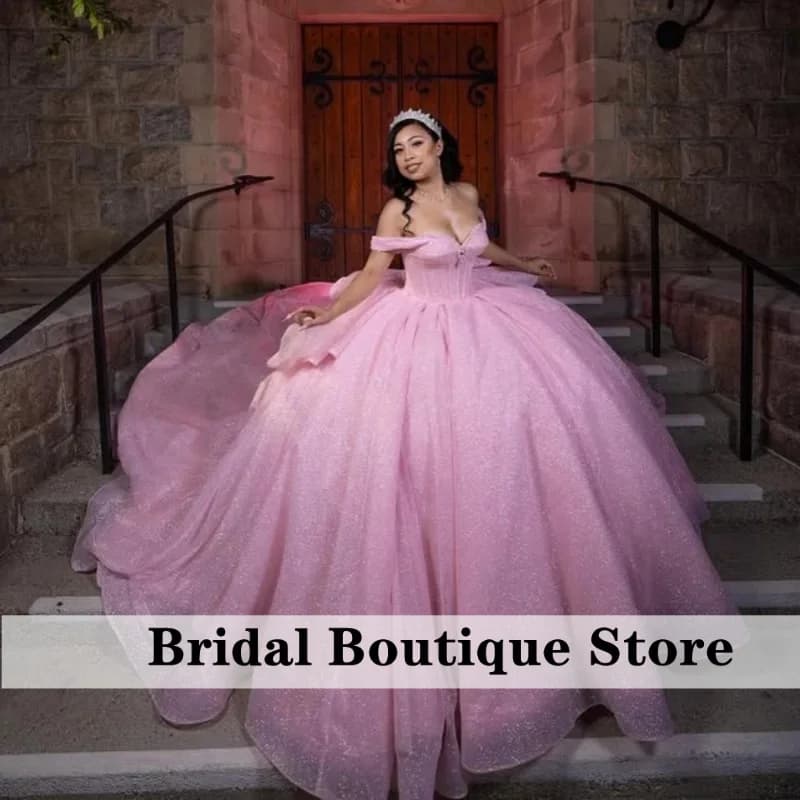 Abiti Quinceanera rosa lucido personalizzati con spalle scoperte applique in cristallo fiocco a strati coda lunga Vestido De 15 Quinceanera