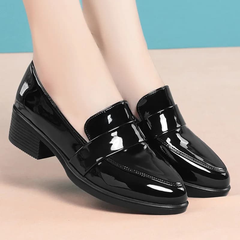 Mocassini in pelle verniciata a punta bassa stile britannico Scarpe da donna 2025 Scarpe con tacco quadrato autunnali nere per il lavoro della mamma in ufficio