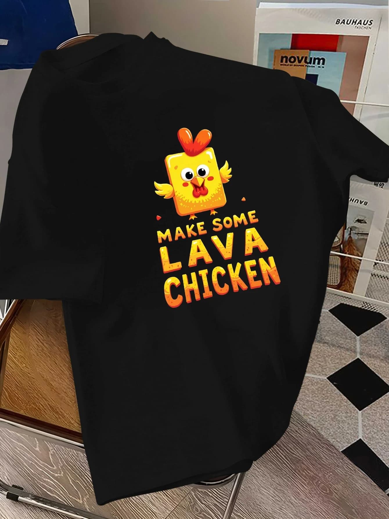 T-shirt divertente da uomo e da donna con stampa sul retro 'Make Some Lava Chicken' - Grafica con pollo giallo/rosso e testo in caratteri grifosi