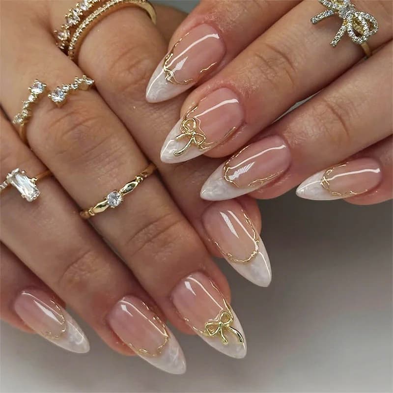 Unghie finte di media lunghezza per donne e ragazze, french almond nude bianche con strisce dorate e fiocco, copertura completa, unghie finte a pressione.