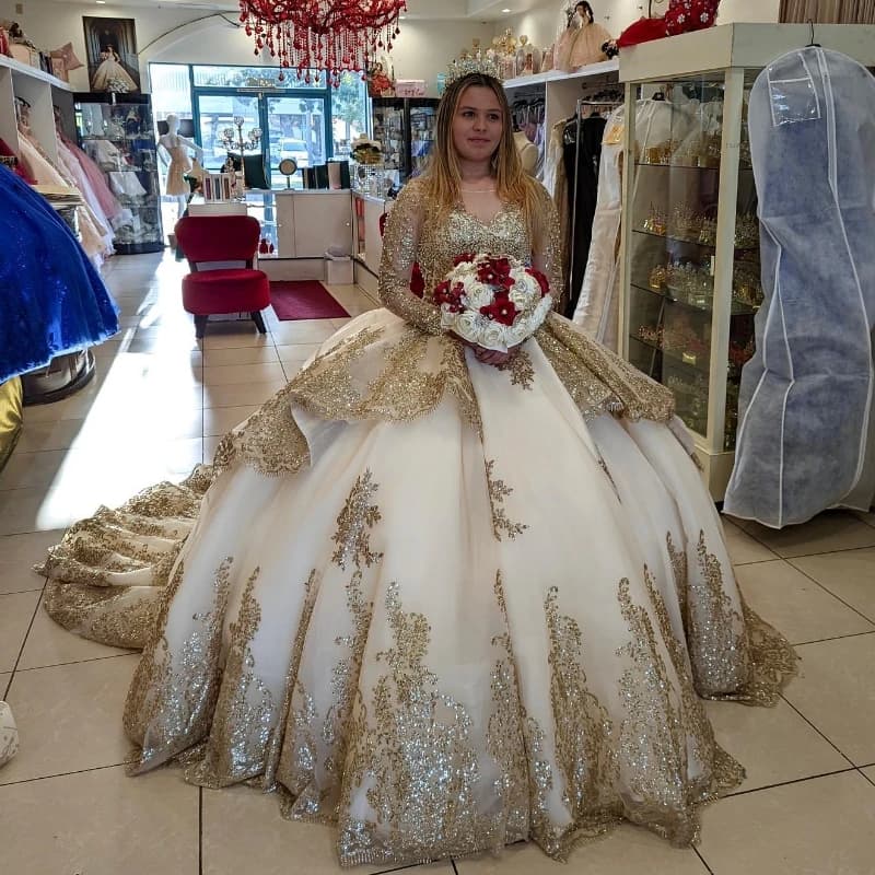 Abito da ballo personalizzato Abito stile Quinceanera Manica lunga Paillettes Applicazioni dorate Cristallo Dolce 16 Abito Abiti da 15 Anos YQD338