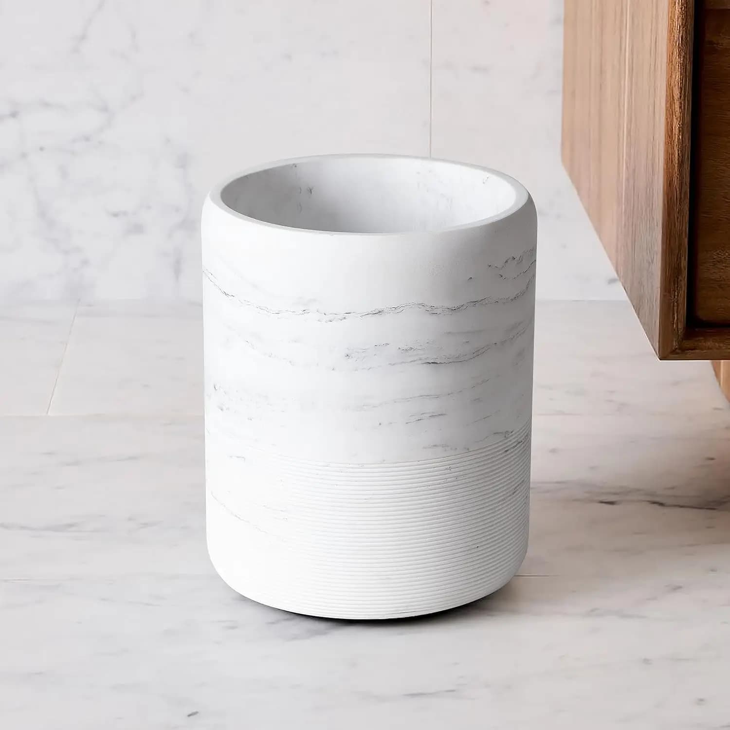 Cestino Moderno Rotondo Effetto Marmo per Bagno - Cestino Decorativo in Resina per Sala da Bagno o Soggiorno, Bianco