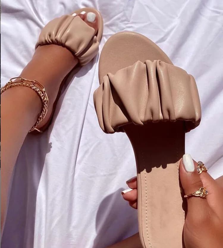 Sandali e Ciabatte Estive da Donna con Fondo Piatto, alla Moda, a Taglio Basso, Punta Rotonda, in PVC e Pelle Sintetica Migliorata