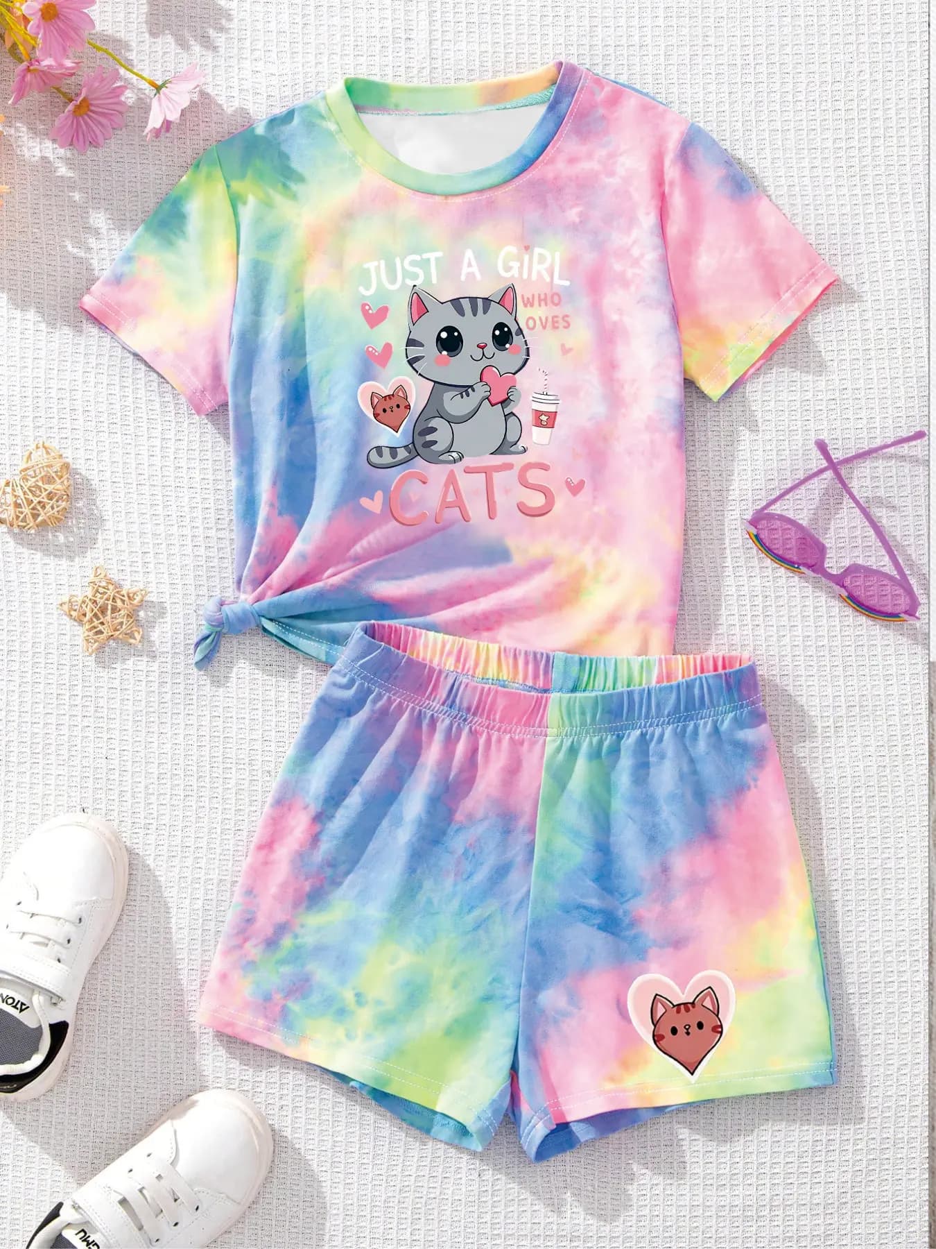 Set tie-dye in 2 pezzi per bambine, t-shirt con stampa gatto e scritta "Just A Girl Who Loves Cats" in colori pastello arcobaleno + pantaloncini casual estivi O
