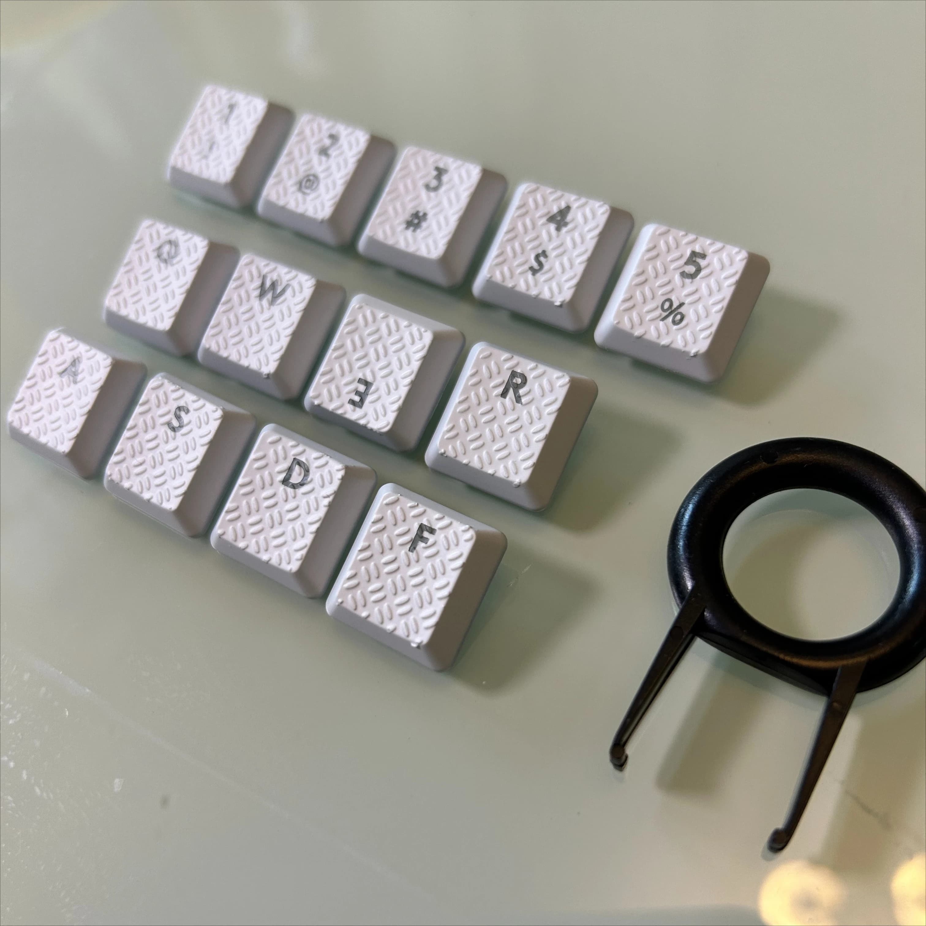 Copritasti bianchi traslucidi per tastiera meccanica Logitech G915/G913/G815/G813/TKL87 Set di caratteri antiscivolo resistenti all'usura