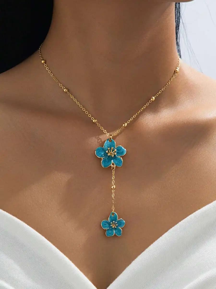 Elegante collana a strati con pendente a forma di fiore blu per donna