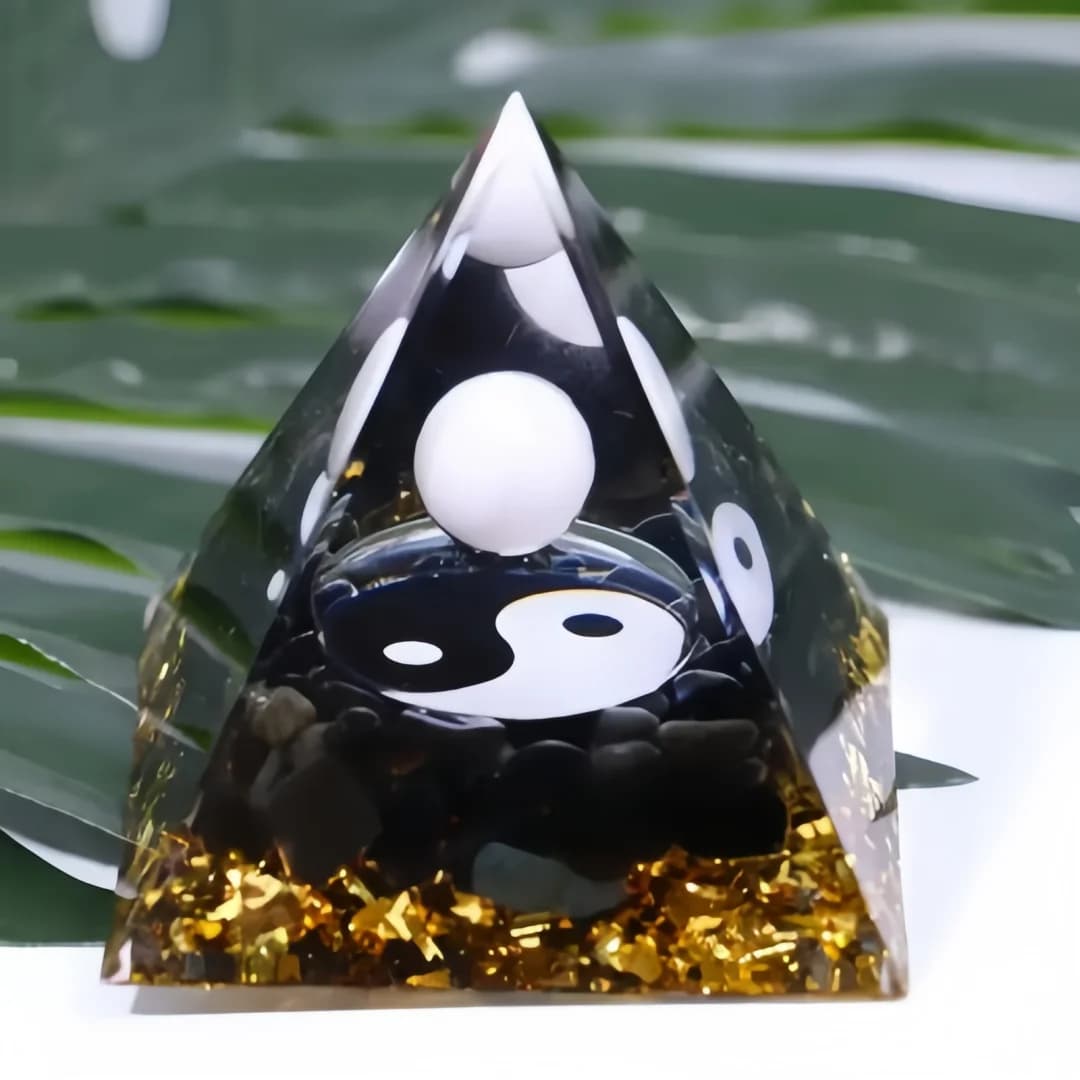 Piramide di orgonite da 1 pezzo, piramide di cristallo Yin Yang Sfera di quarzo bianco Orgone Ossidiana nera Orgonite, ornamenti fatti a mano