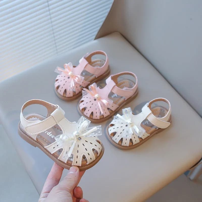 Sandali da ragazza T-strap Scarpe da spiaggia per bambini per bambini Papillon in pizzo con perla 2025 Nuove scarpe estive da principessa Anti-calcio Hollow traspirante