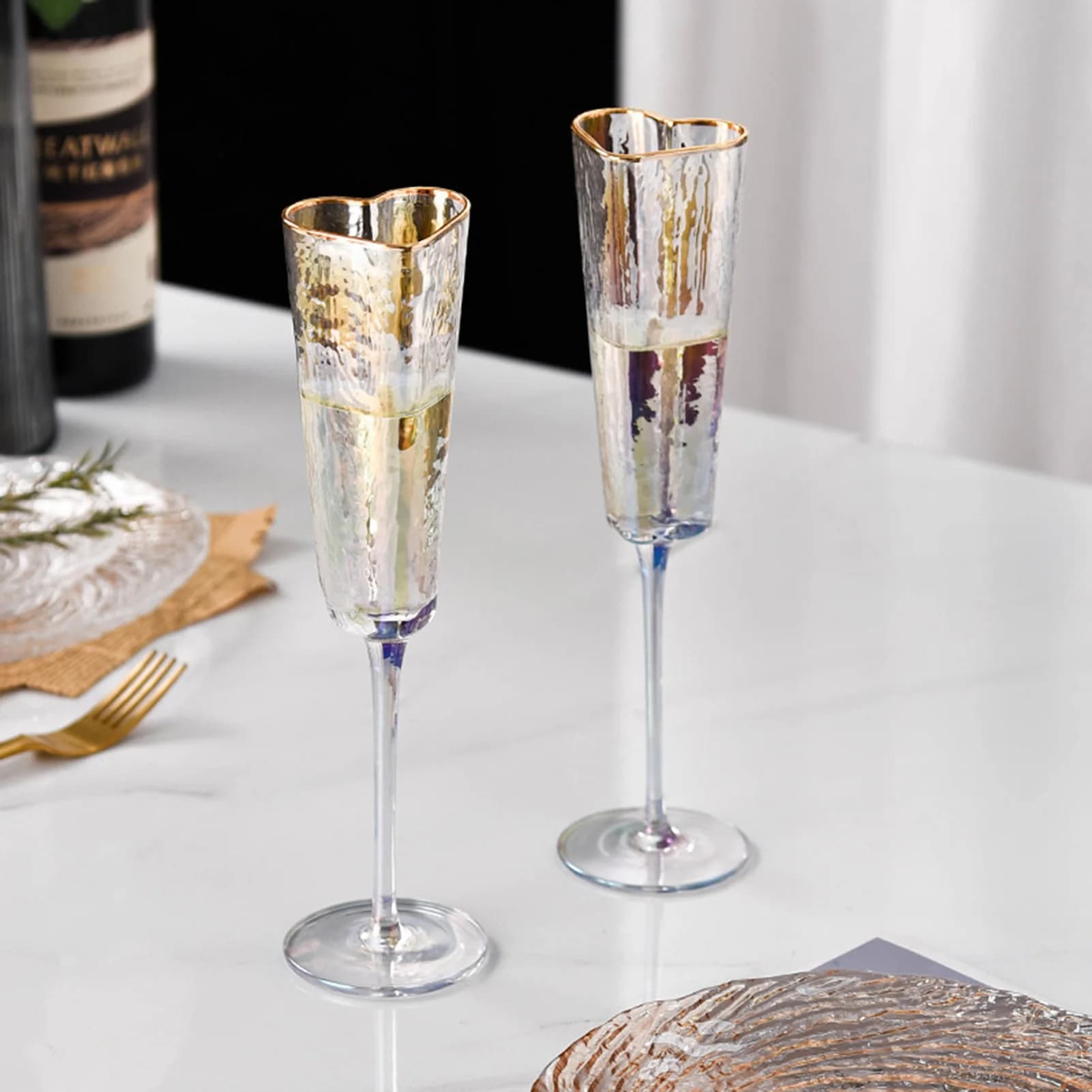 Bicchieri da vino alla moda per la casa bicchieri da vino durevoli a forma di cuore con bordo dorato per la festa di nozze