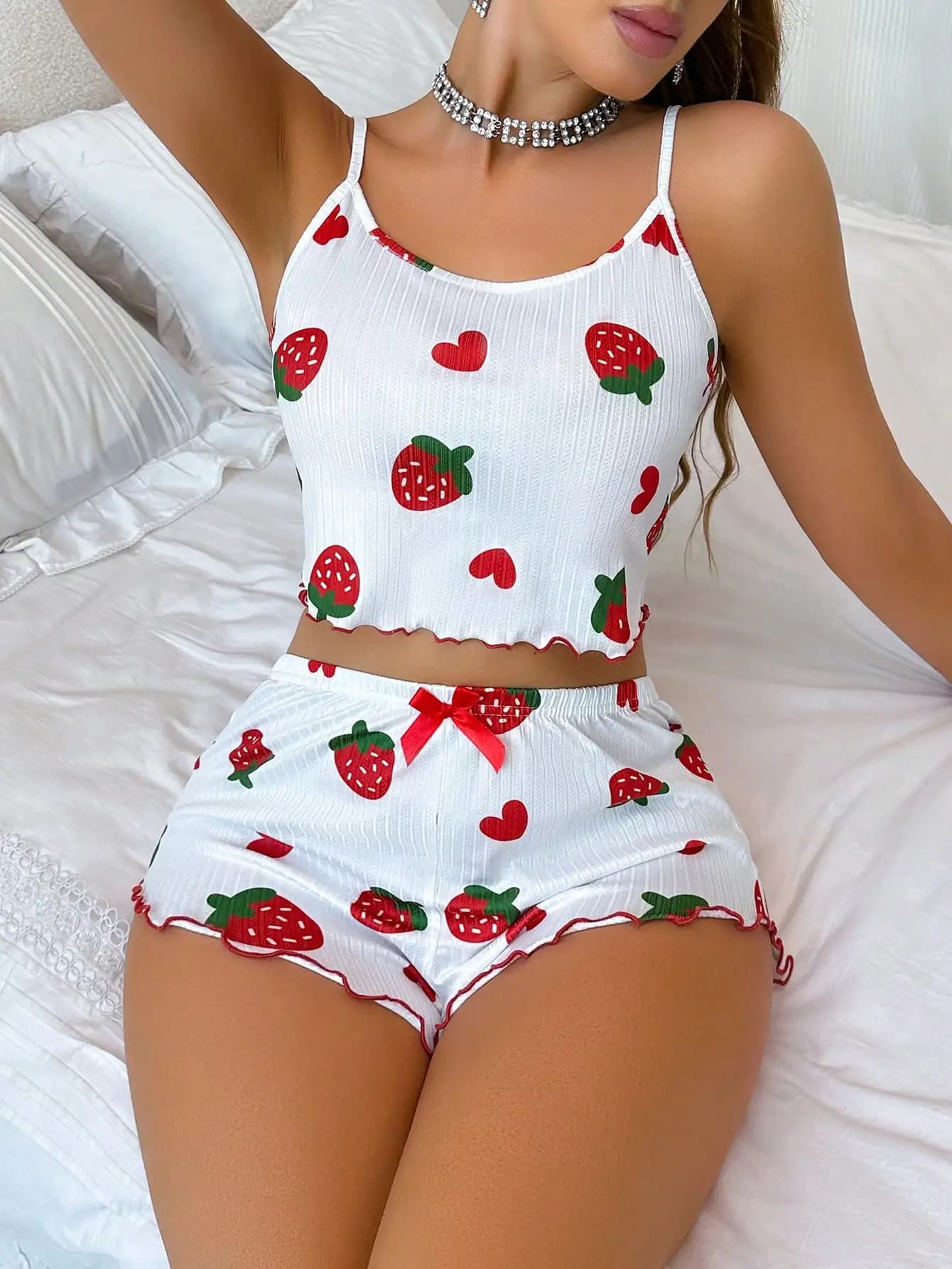 Set pigiama da donna con canotta e pantaloncini con stampa fragole e bordo arricciato, grazioso abbigliamento da notte con dettaglio a fiocco