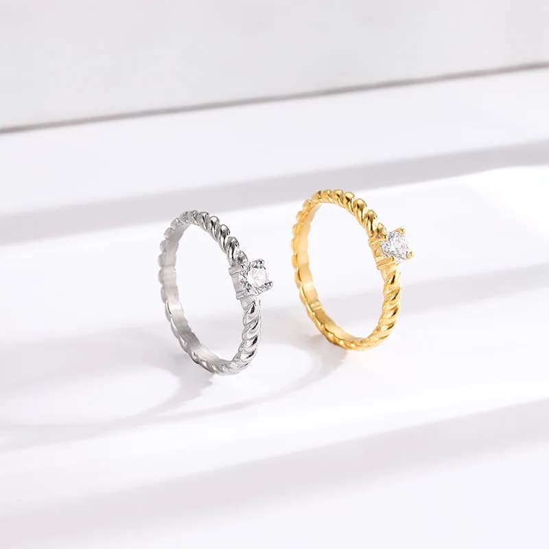 Anello in Acciaio al Titanio con Zirconi Intarsiati a Griffe, Stile Semplice Europeo Americano, Nuovo Modello 2026, da Donna, Lusso Leggero, Versatile, di Nicchia