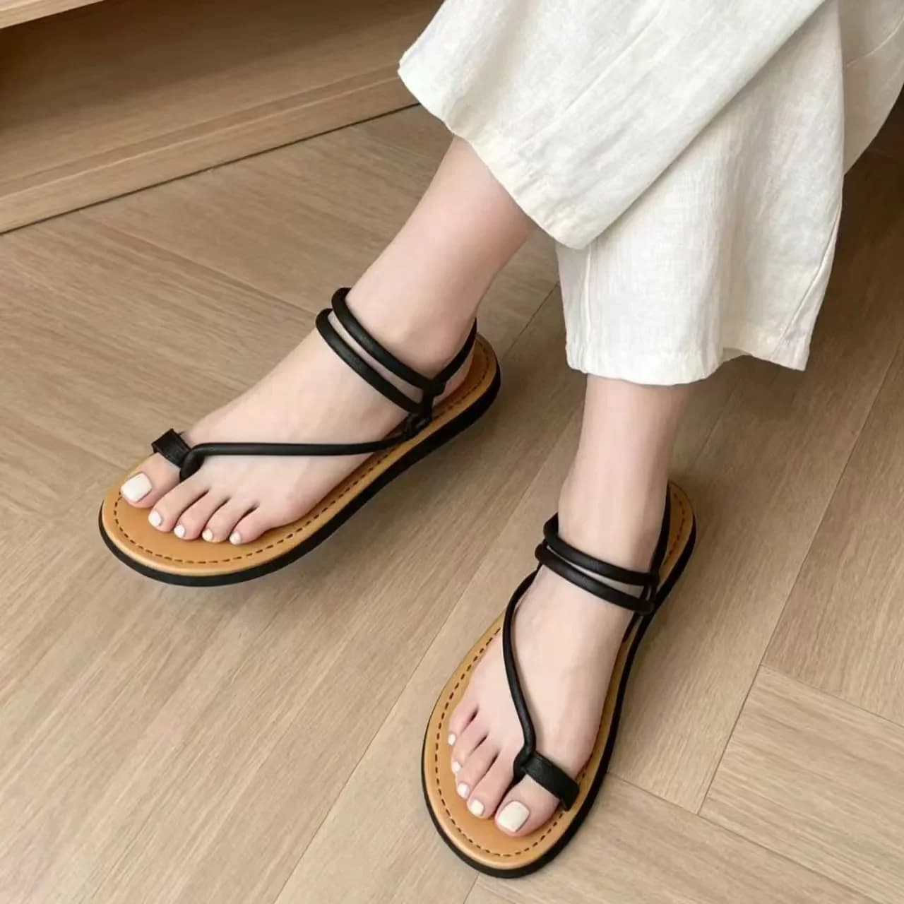 2026 New Women's Summer Sandals Flat Flip Flops Casual Strap Modern Fashion Non-slip Beach Slippers Black/White Size 36-41