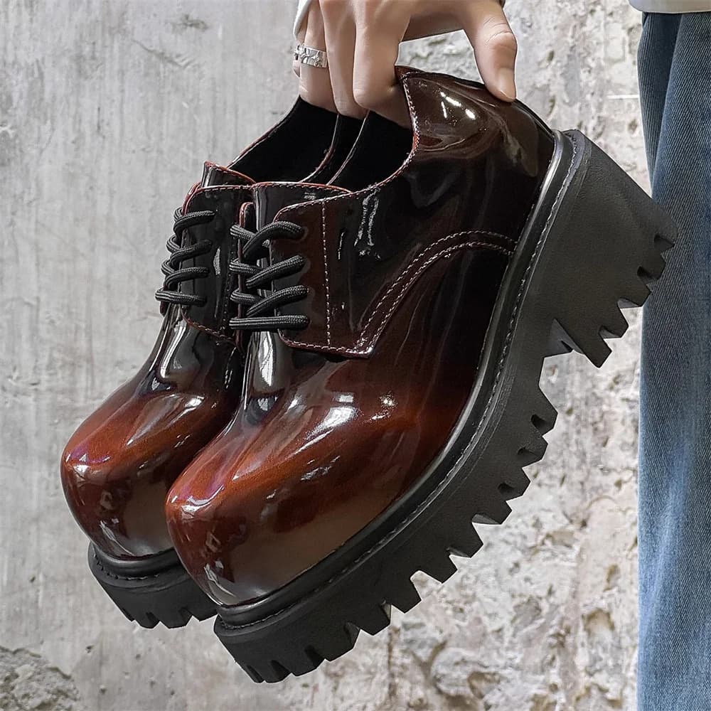 2026 Nuovo 10 centimetri di Spessore Fondo Altezza Boosting Retro Sfregamento Gradiente Testa Grande Scarpe di Cuoio da Uomo Lacccato Lucido Viso Derby scarpe