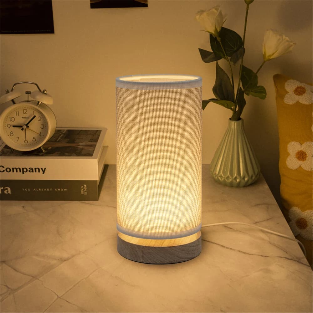 Lampada da tavolo piccola in tessuto artistico semplice e moderno per la decorazione della camera da letto europea Lampada da comodino per bambini a LED creativa