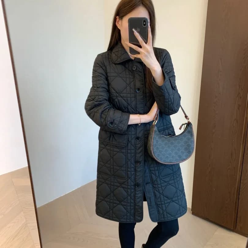 Parka in cotone imbottito e impermeabile, taglio sagomato e adattato, lunghezza media, collezione Inverno 2026 Primavera, modello sottile