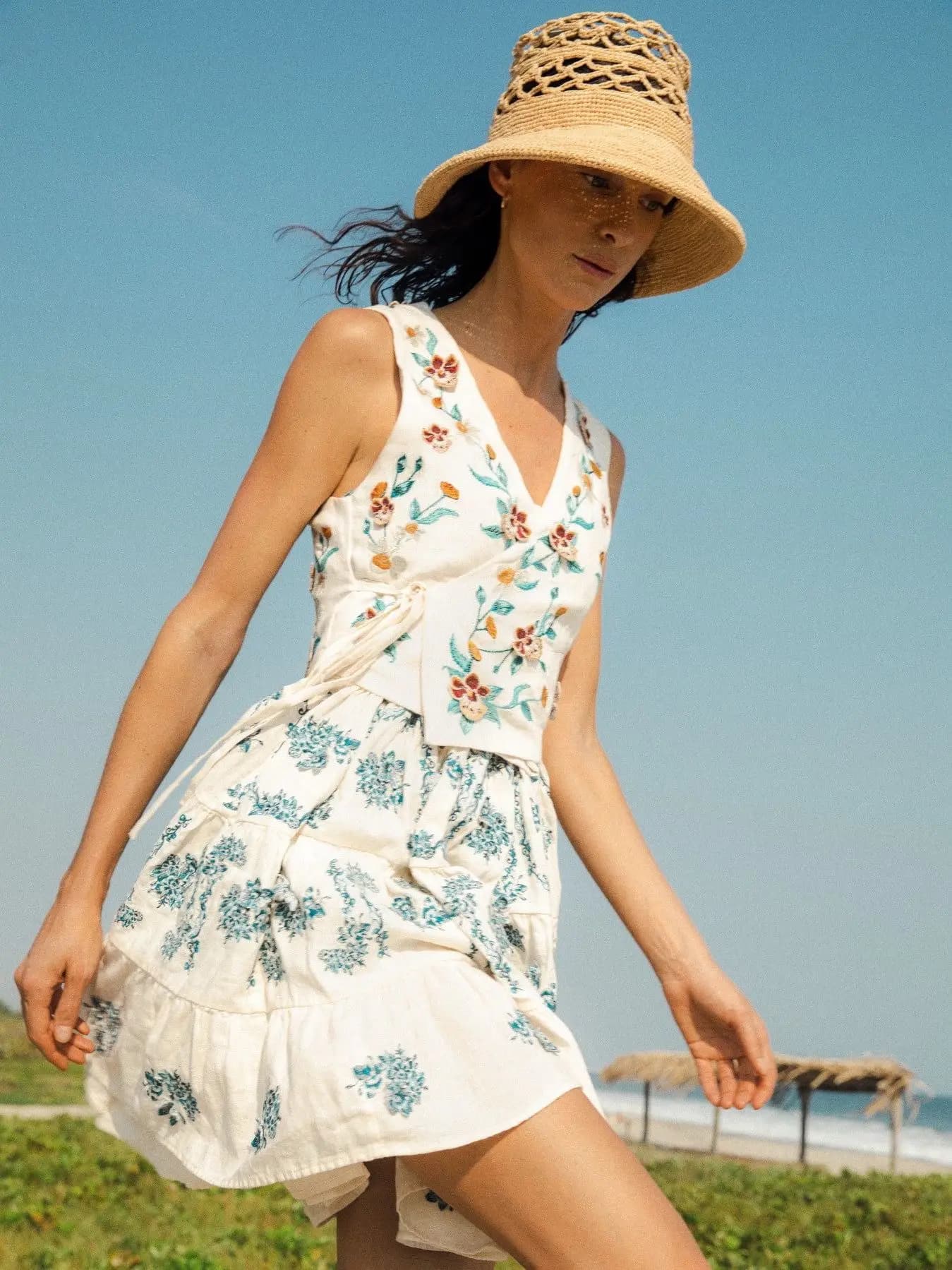 Women's set with floral embroidery 100% linen Set V-neck Sleeveless V-neck waist with laces + high waist shorts Casual set