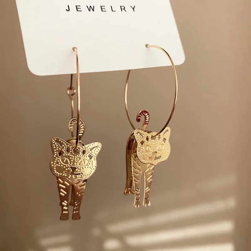Orecchini a cerchio pendenti con gatto animale oscillante creativo 3D Gioielli di nicchia personalizzati per donne e ragazze Regali unici