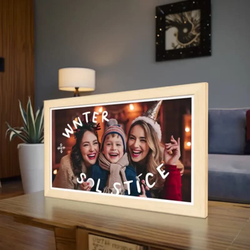 Cornice Digitale in Legno da 24 Pollici FHD LCD con Wi-Fi e Cloud, Controllo Remoto, Condivisione Intelligente di Foto e Video MP3/MP4