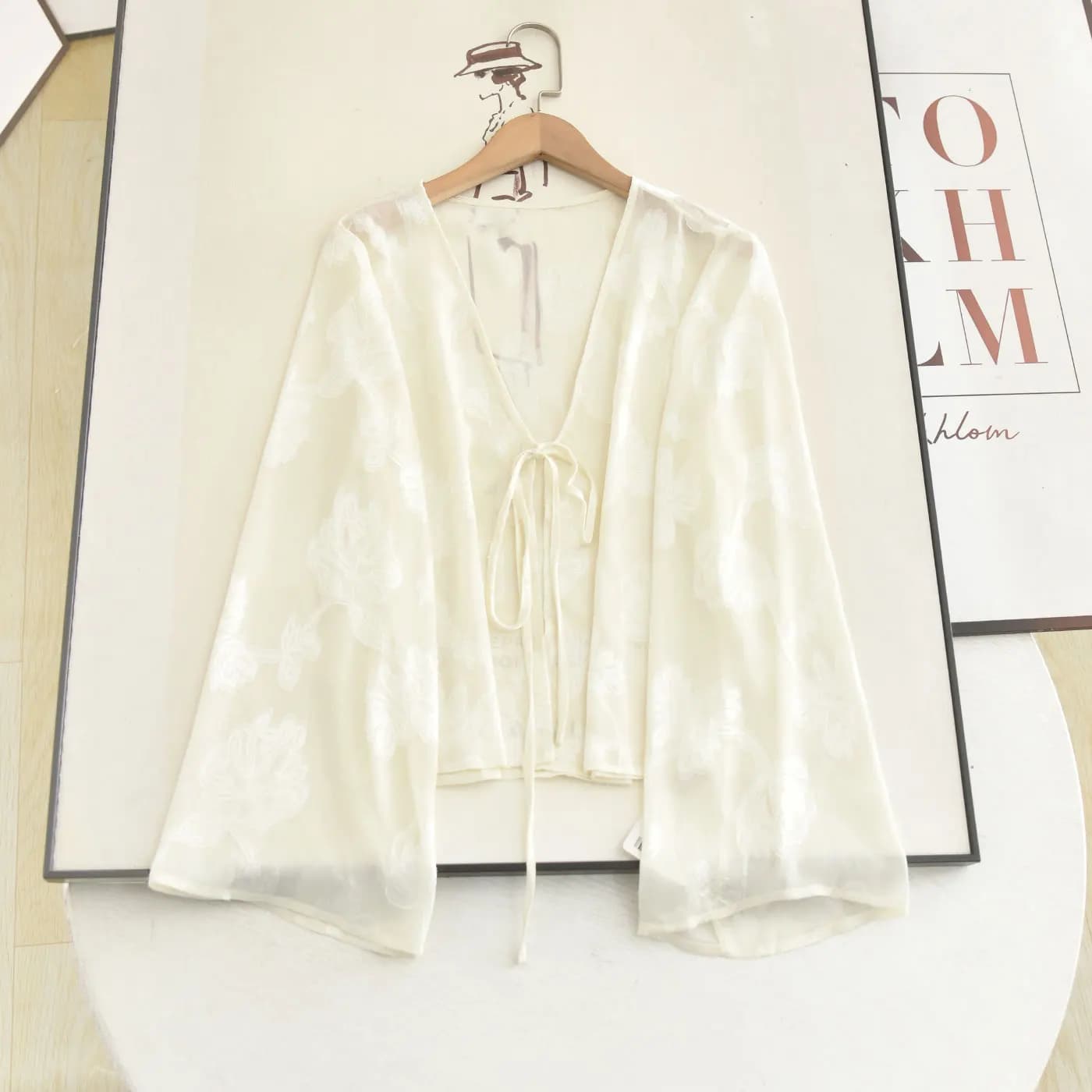 Elegante Cardigan Aperto con Scollo a V Ricamato, Leggero Estivo, Nuovo Stile Cinese, con Cintura e Ricami Floreali, Camicia a Maniche Lunghe da Donna