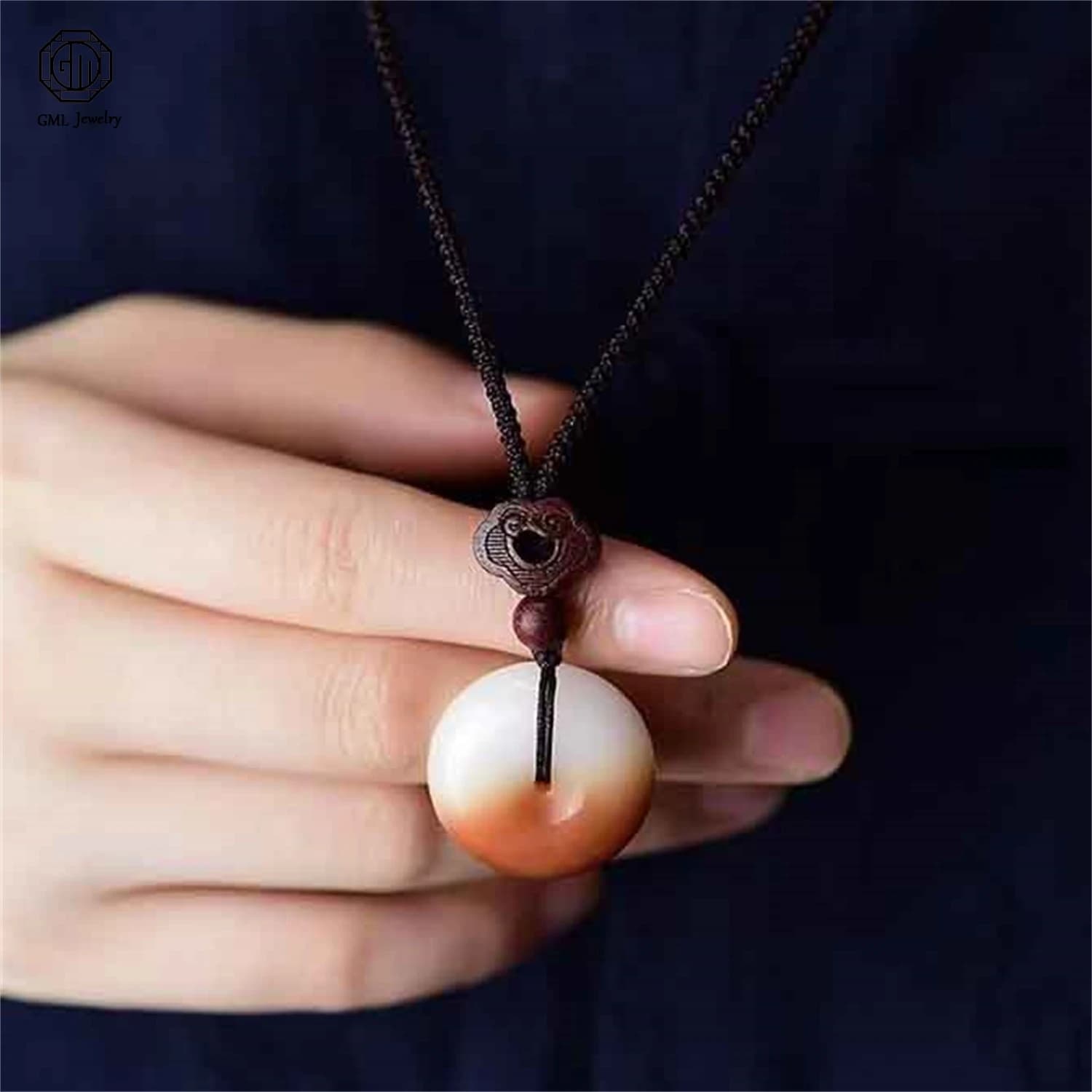 Collana Lunga con Pendente a Goccia in Giada Bianca Hetian Naturale con Serratura della Pace, Gioiello Unisex per Uomo e Donna, Regalo