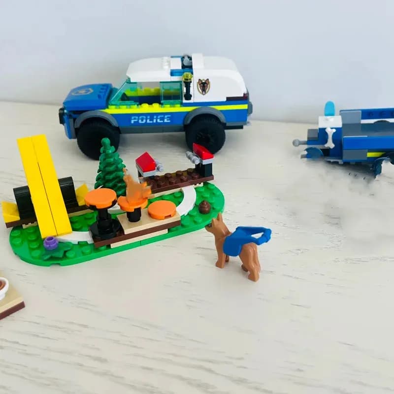 Set MOC Compatibili Serie City, Blocchi da Costruzione, Auto della Polizia Mobile, SUV Robusto, Cane da Addestramento, Giocattoli per Bambini, Regalo da Assemblare 60369