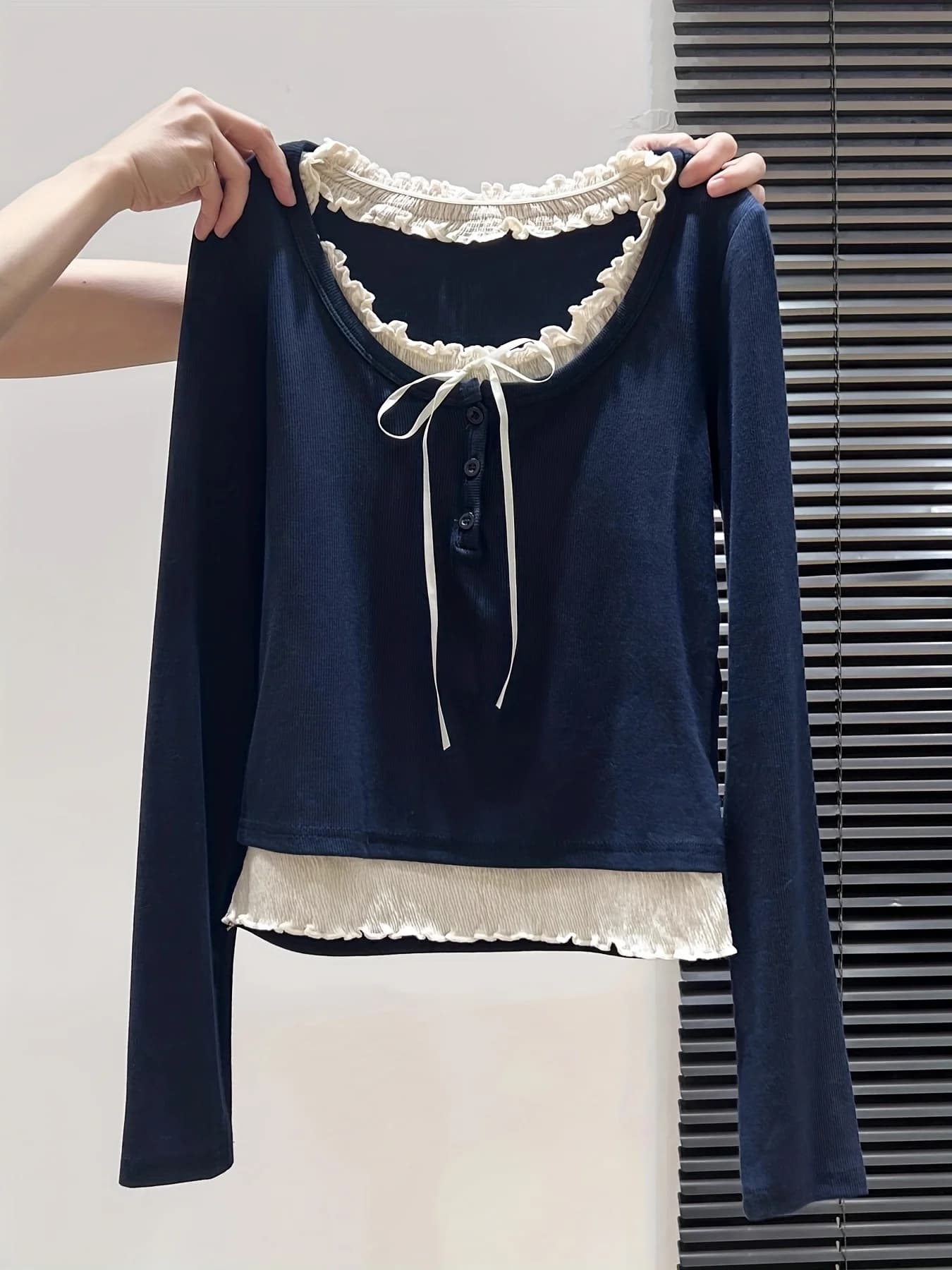 T-shirt da donna a maniche lunghe con scollo rotondo, design finto due pezzi, fiocco e orlo arricciato