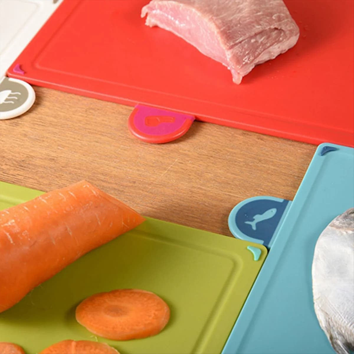 AT13 4 pieces/set with kitchen support, cutter with food icons, anti bacteria, dishwasher safe, anti-slip
