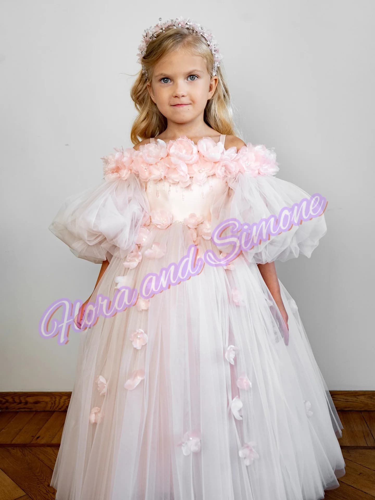 Abito da ragazza di fiore elegante personalizzato con fiore rosa Tulle soffice e squisito applique in pizzo con fiocco Abiti da festa di compleanno per piccola principessa