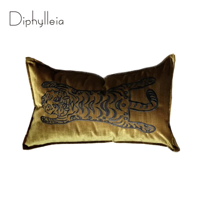 Diphylleia Federa per cuscino lombare ricamata con tigre tibetana dorata Federa per cuscino in velluto setoso di lusso 30x50 cm Migliora la tua decorazione domestica