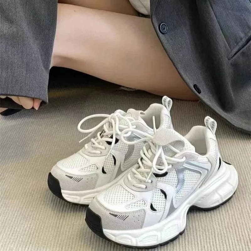 Scarpe da ginnastica da donna Scarpe casual in rete Scarpe vulcanizzate bianche da esterno di lusso Scarpe da corsa comode con plateau Scarpe da donna stringate