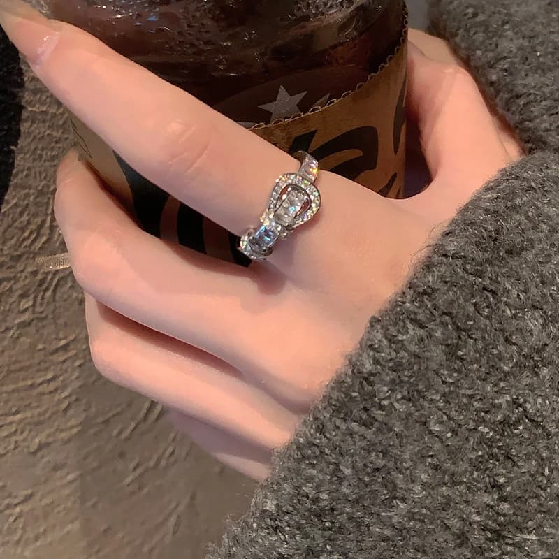 Anello a ferro di cavallo con zirconi placcato oro vero, stile punk personalizzato, di lusso, di alta gamma, con un tocco super flash e design di nicchia.