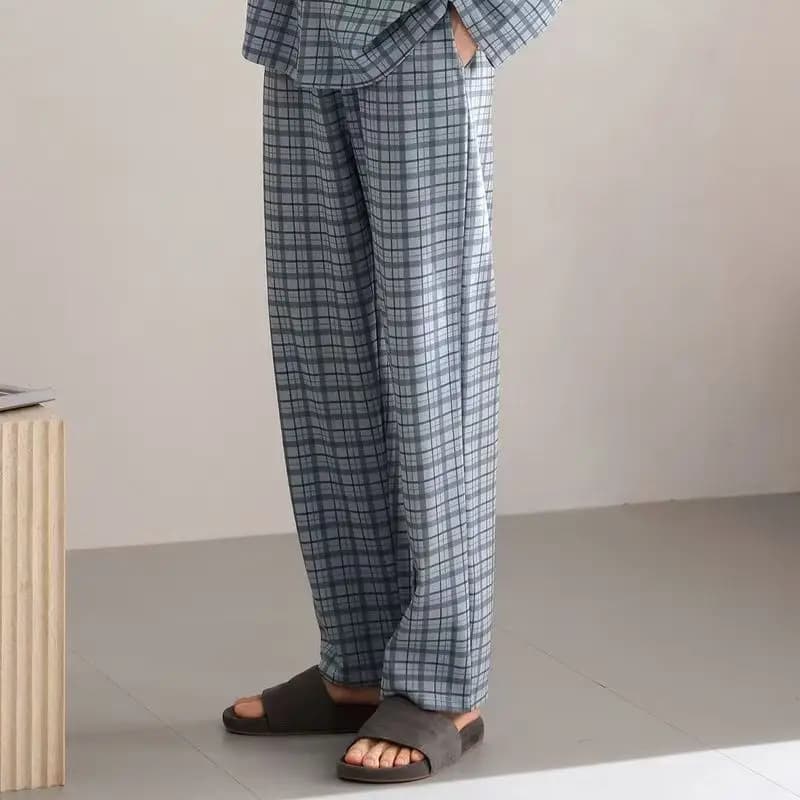Pantaloni del pigiama da uomo nuovi primaverili e autunnali 2025 Nuovi pantaloni lunghi larghi per la casa a righe casual quattro stagioni adatti da indossare all'esterno