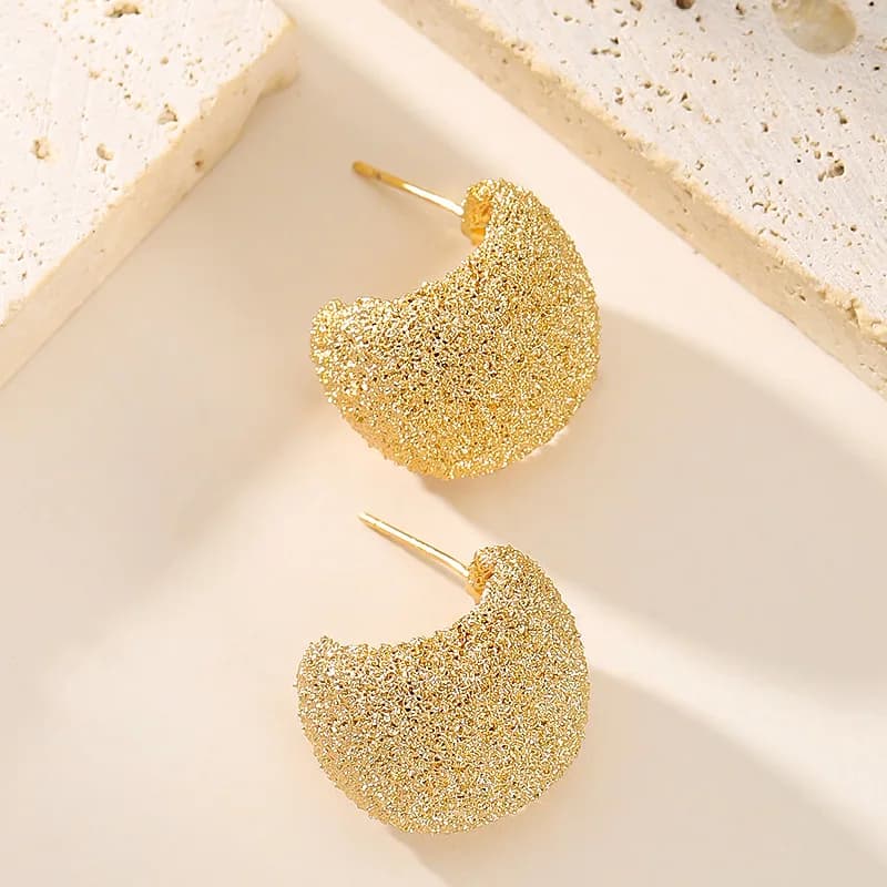 Orecchini a bottone a forma di C con lettera granulosa opaca squisita alla moda, orecchini ad ago in argento Xiaoxiang di fascia alta di lusso leggero