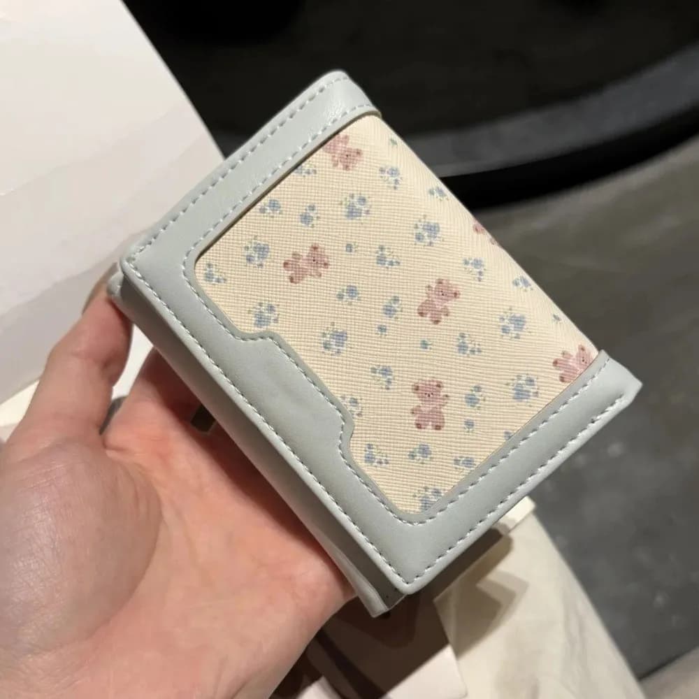 Gifts PU Bifold Wallet Floral Bear Print Compact Folding Structure Coin Wallet Portable Stitched Trim ID Card Holder Daily Carry