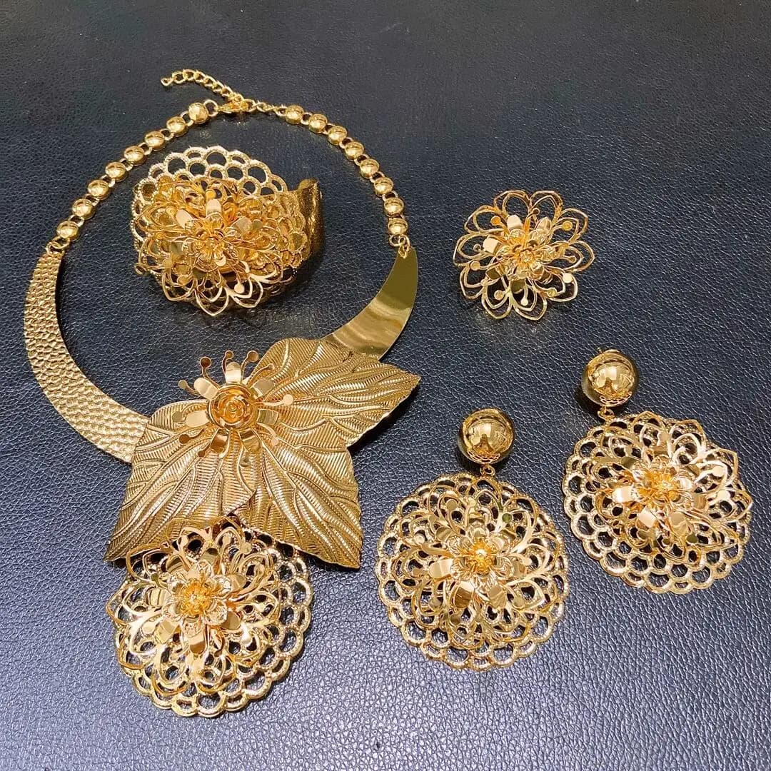 Unico speciale enorme fiore cavo leggero Wight set di gioielli per le donne fantasia affascinante collana braccialetto orecchini anello 4 pezzi di gioielli
