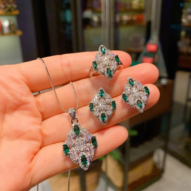Set di tre pezzi con diamanti ad alto tenore di carbonio Orecchini con zirconi colorati Anello con pendente Collana con zirconi smeraldo