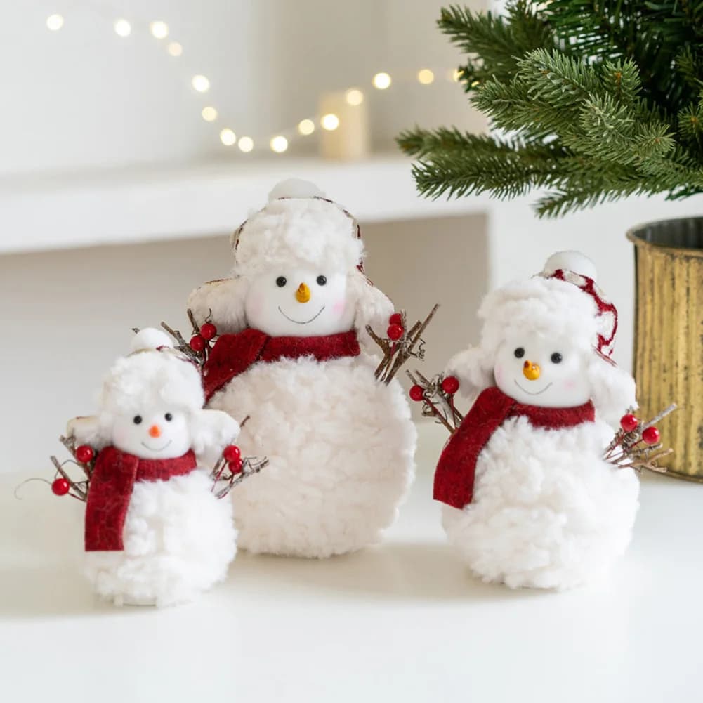 Pupazzi di neve invernali in peluche con sciarpa e cappello in peluche, giocattoli di peluche a forma di cartone animato, decorazione natalizia per la casa e la scrivania