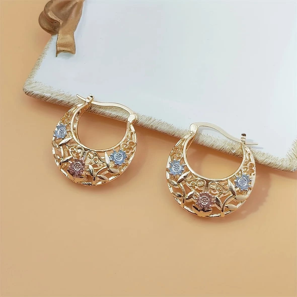Orecchini Pendenti a Fiore Traforato alla Moda per Donne, Placcati in Oro 18K, Gioielli Versatili per Uso Quotidiano