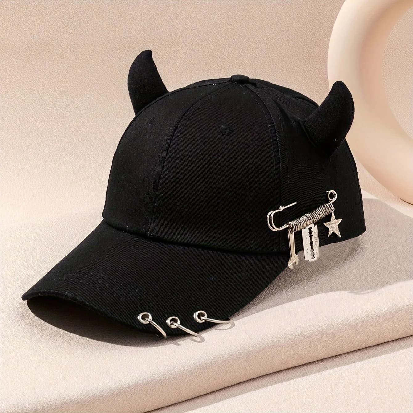 Customized baseball cap with iron ring with cow horn, versatile student cap with duck beak curve visor for men and women street hip-hop