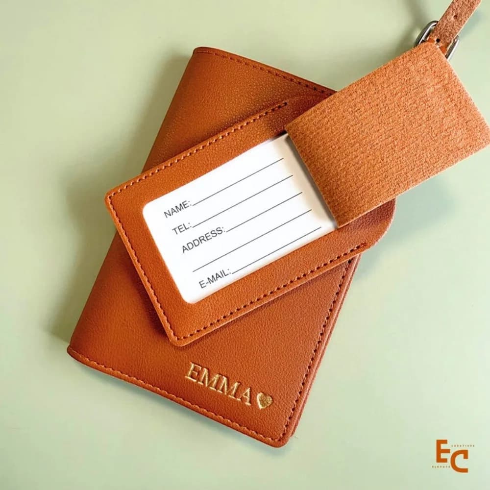 Porta passaporto in pelle personalizzato, copertina del passaporto, matrimonio Best Man Damigella d'onore Groomsman Regalo Regalo di viaggio di nozze, Regalo di coppie,