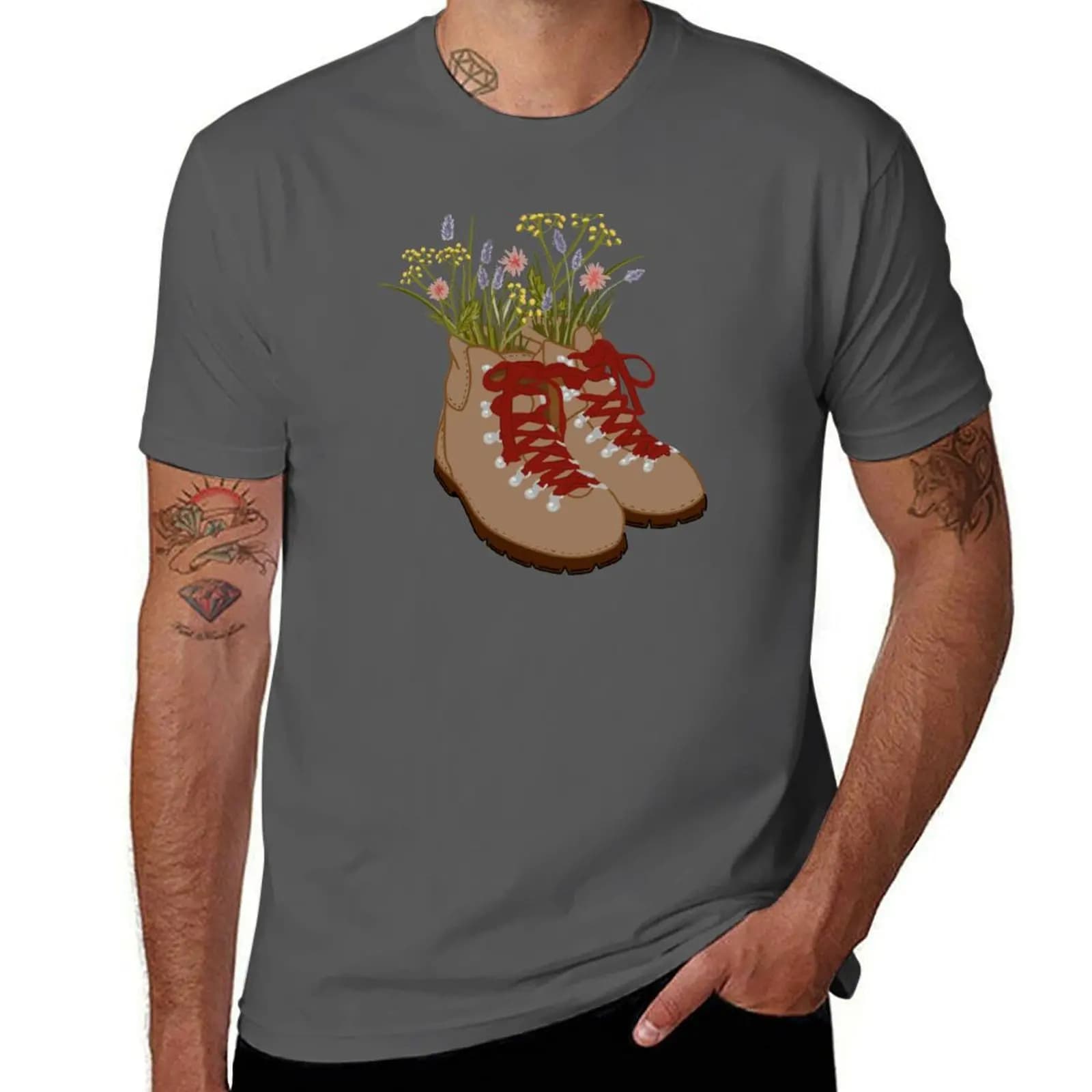 T-shirt Wildflower Hiking Boots con stampa moderna, t-shirt casual