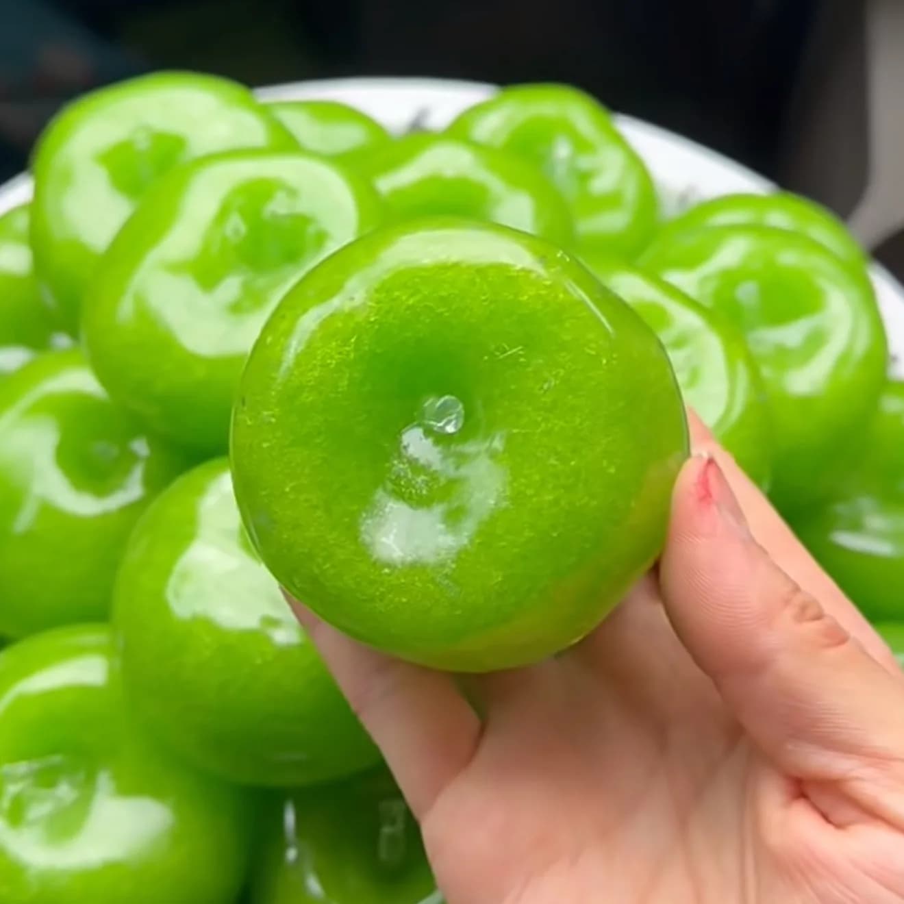 Green Apple Sand Ice Pinching Musicians Make Balls, Press a Pit, Rusty Sound Very Relaxing