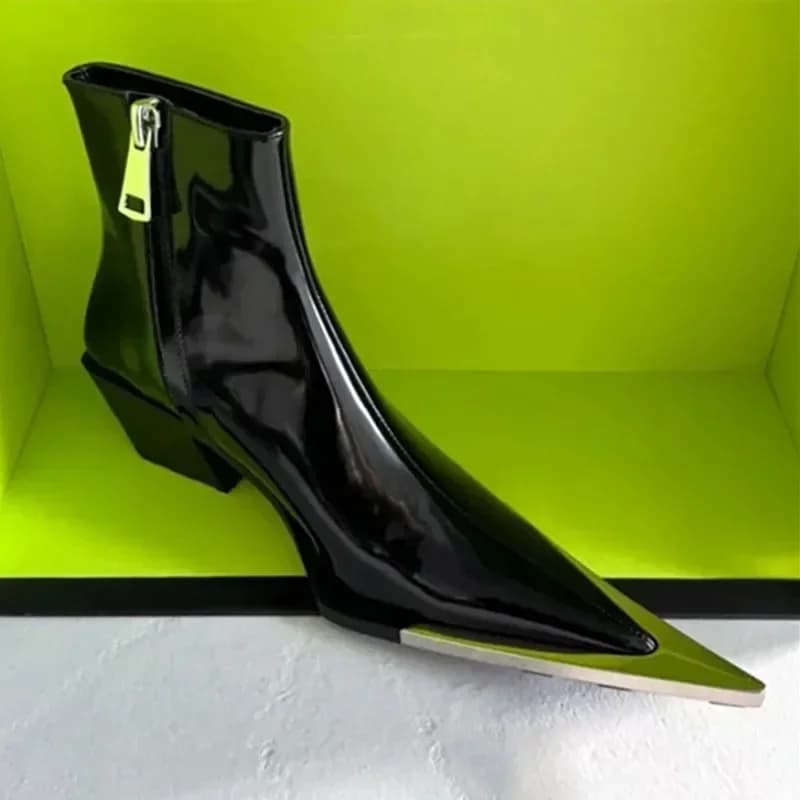 Stivaletti Chelsea di Lusso da Donna con Punta Affusolata, Tacco Grosso, Decorazione Metallica sulla Punta, Tacco Alto, Zip Laterale, Neri, Collezione Autunno 2026